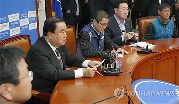 ‘공적연금 강화를 위한 공동투쟁본부’와의 정책간담회에서 모두발언하는 문희상 새정치민주연합 비상대책위원장. 사진=연합뉴스 제공