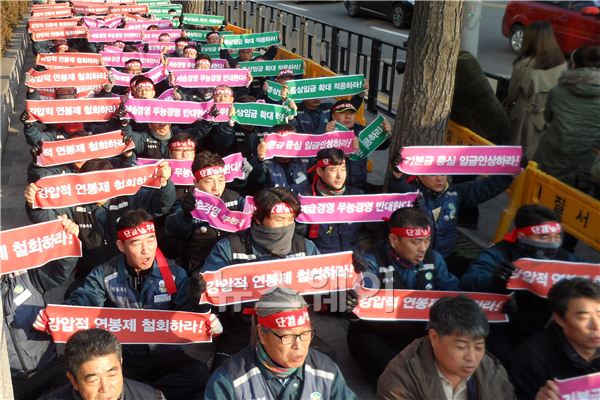 현대중공업노조는 19일 서울 현대 계동 사옥 앞에서 사측의 협상자세를 비판하며 성실한 교섭을 촉구하는 결의대회를 가졌다. 사진=뉴스웨이DB<br />
