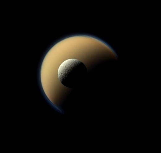 토성의 위성 타이탄·레아가 일렬로··· 신비로움에 ‘탄성’ 기사의 사진