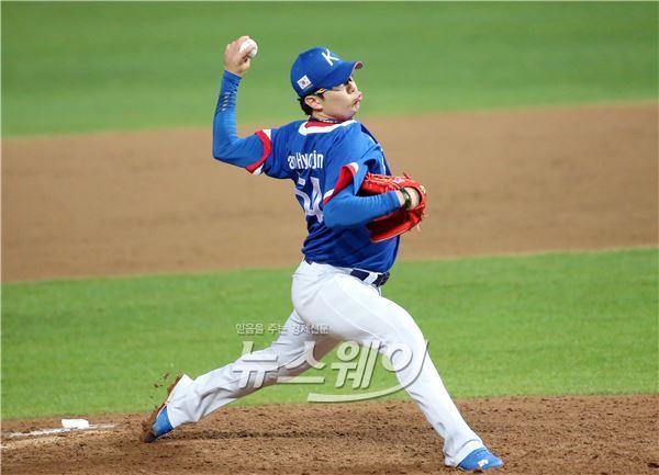 양현종이 지난 9월 28일에 열린 2014 인천아시안게임 야구 결승전에서 피칭을 하고 있다. 사진=뉴스웨이DB