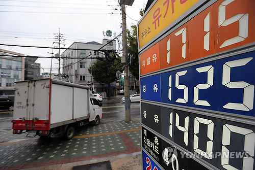 23일 유가정보시스템 오피넷의 유가예보에 따르면 23일부터 오는 29일까지의 서울 평균 기름값은 ℓ당 1803원으로 지난주(1809.96원) 대비 약 7원 내려갈 것으로 보인다. 사진=연합뉴스 제공