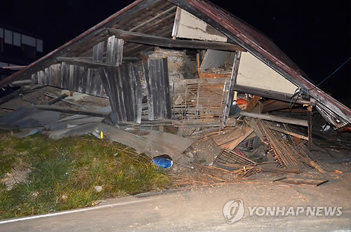 일본 나가노현 북부 지역에 22일 오후 10시 8분께 규모 6.8로 추정되는 강진이 발생, 약 23명의 부상자가 발생했다. 나가노현 하쿠바무라에 있는 한 주택이 지진의 영향으로 무너져 내렸다. 사진=연합뉴스 제공