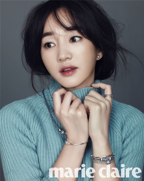 사진= 배우 수애가 아련한 눈빛의 화보를 통해 오랜만에 근황을 전했다 / 마리끌레르, 판도라(PANDORA) 제공