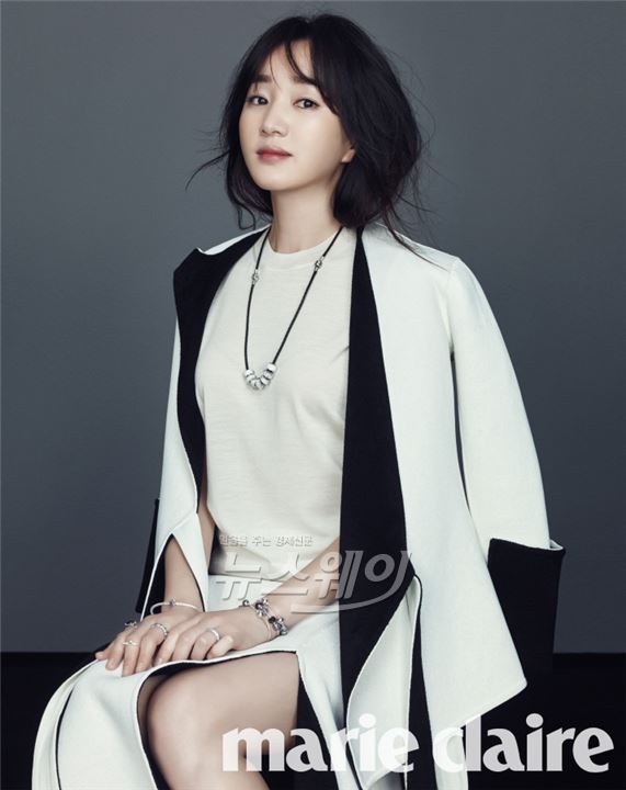 사진= 배우 수애가 아련한 눈빛의 화보를 통해 오랜만에 근황을 전했다 / 마리끌레르, 판도라(PANDORA) 제공