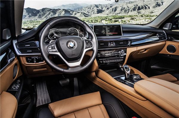 BMW X6 실내는 전 세대보다 12mm 높아진 전고를 통해 여유롭고 고급스러운 공간 감각을 제공한다. 운전자 중심으로 설계된 운전석, 혁신적인 조작 장치와 디스플레이 요소, 그리고 계기판에서부터 패널 쪽으로 이어지는 역동적인 라인은 차별화된 스포츠 감각을 선사한다. 사진=BMW 코리아 제공<br />
