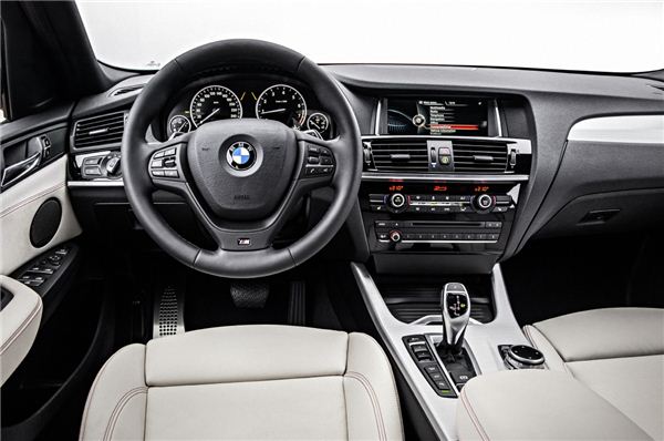 BMW X4 인테리어 역시 스포티한 주행 감각이 곳곳에 반영됐다. 시트 포지션은 X3보다 앞좌석이 20mm, 뒷좌석은 28mm 더 낮다. 이를 통해 정통 스포츠 쿠페의 감각이 묻어있다. 사진=BMW 코리아 제공