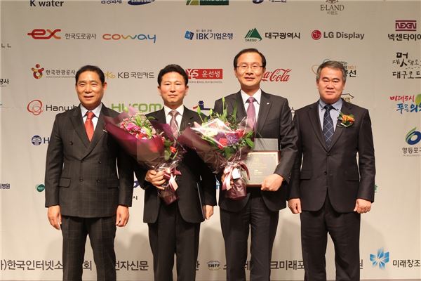 LIG손해보험(대표이사 사장 김병헌)은 26일 (사)한국인터넷소통협회 주최로 한국언론진흥재단 국제회의실에서 열린 ‘2014 대한민국 인터넷 소통대상’에서 손해보험 부문 대상을 차지했다고 밝혔다. (사진 좌측부터) 인터넷신문위원회 방재홍 위원장, LIG보 이용무 고객컨택센터장, 고객지원담당 홍성준 상무, 한국인터넷소통협회 이종열 협회장. 사진=LIG손보 제공