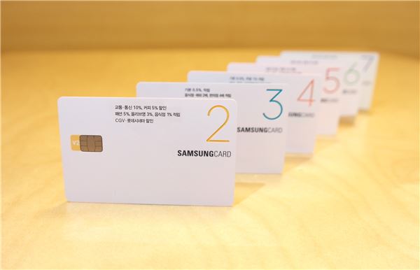 삼성카드는 2011년 처음 숫자카드를 선 보인지 3년만에 숫자카드 2번째 버전 ‘V2’을 출시했다고 27일 밝혔다. 사진=삼성카드 제공