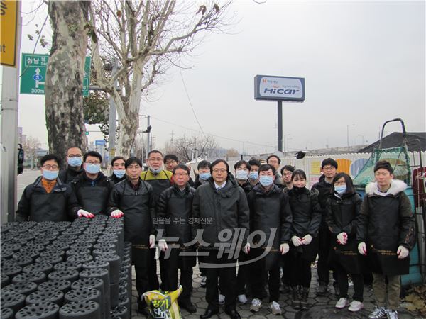 한국주택협회 직원들이 3일 연탄나눔 행사를 하고 기념촬영을 하고 있다. 사진=주택협회 제공