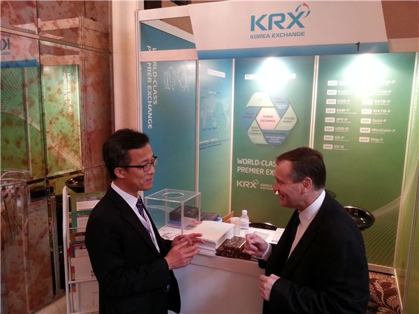 한국거래소 파생상품시장본부 파생상품개발부 서충열 부장(좌측)이 ‘2014 싱가포르 파생상품엑스포’에 참가한 해외 시장관계자(우측)와 KRX 파생상품시장 관련 이슈에 대해서 논의하고 있다. 사진 = 한국거래소