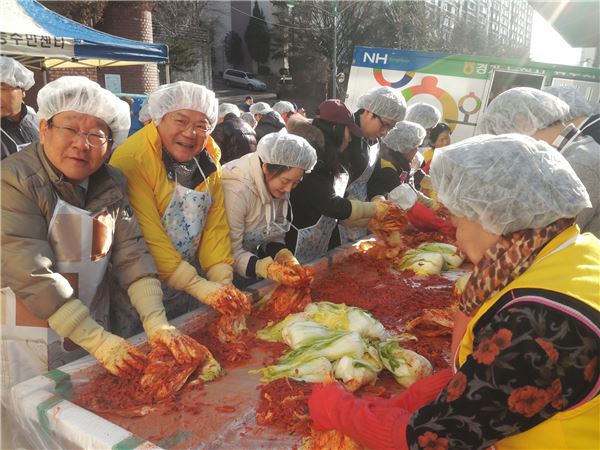 대부금융협회 양석승 회장과 30여개 대부업체 대표 및 임원들이 5일 사당3동 주민센타에서 ‘2014 사랑의 김장 나누기’ 행사를 가졌다. 사진=대부금융협회 제공