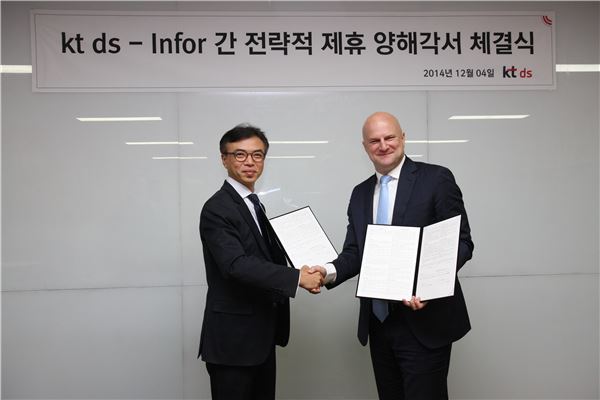 KT그룹의 IT서비스 전문회사 KT DS는 지난 4일 기업용 솔루션 SW 전문기업인 인포(Infor)와 포괄적 협력을 위한 전략적 제휴 양해각서에 서명하고 국내 IT 매니지드 서비스 시장 확대를 추진한다고 5일 밝혔다. 김기호 KT DS 전략사업본부장(좌)과 팀모일란(Tim Moylan) Infor 아시아태평양지역 사장이 기념촬영을 하고 있다. 사진=KT DS 제공