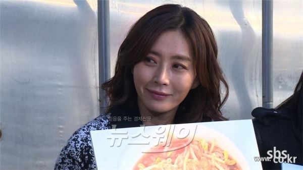 사진= '식사하셨어요' 김장 특집에 출연한 배우 송윤아가 프로그램에 감사의 말을 전했다 / SBS 제공