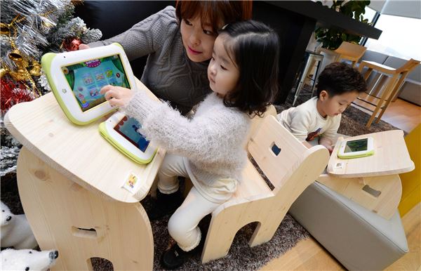 LG전자는 연말을 맞아 3~7세 어린이용 태블릿 PC인 ‘키즈패드 2’의 크리스마스 특별 패키지를 9일 출시했다. 사진=LG전자 제공