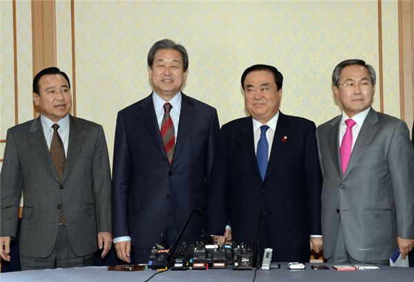 여야 지도부. (왼쪽부터) 새누리당 이완구 원내대표, 김무성 대표, 새정치민주연합 문희상 비상대책위원장, 우윤근 원내대표. 사진=새정치연합 제공
