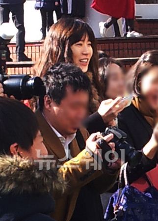 임세령 대상 총괄 상무가 지난 2013년 2월 아들 이 모군의 졸업식이 열린 서울 미아동 영훈초등학교에서 학부모들과 함께 휴대전화로 기념 사진을 찍고 있다. 사진=뉴스웨이 DB