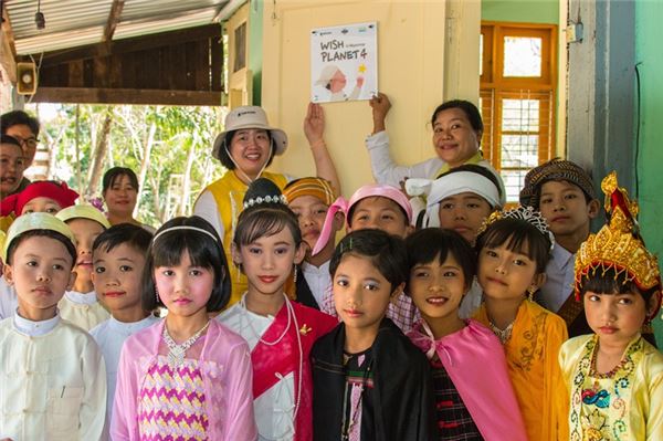넥슨은 지난 4일 미얀마 쉐비다 지역 내 제 17 초·중학교에 작은책방을 설립하고 개관식을 가졌다고 16일 밝혔다. 사진=넥슨 제공