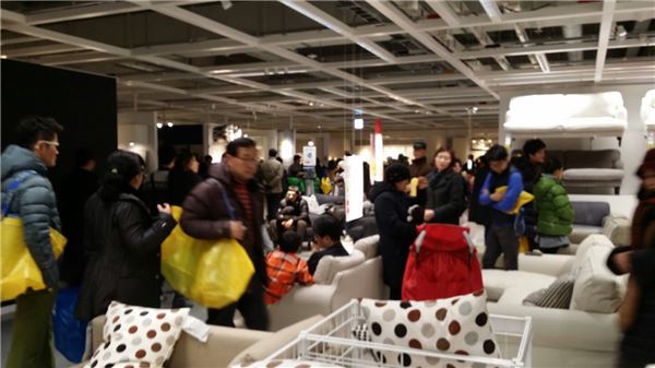 20일 이케아를 방문한 고객들이 쇼핑하고 있다. 사진=김효선 기자