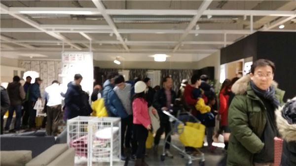 20일 이케아를 방문한 고객들이 조립서비스 접수를 위해 기다리고 있다. 사진=김효선 기자