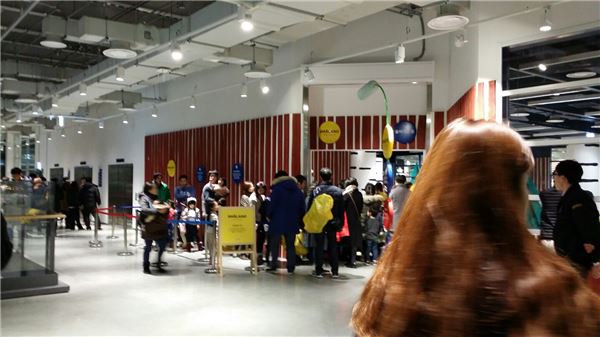 이케아를 방문한 고객들의 모습. 사진=김효선 기자