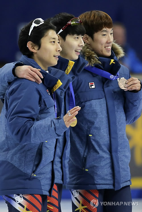 쇼트트랙 월드컵 4차 대회 남자부 3000m 결승에서 (왼쪽부터) 곽윤기(은), 이정수(금), 신다운(동)이 금,은,동 메달을 모두 따냈다. 사진=연합뉴스 제공