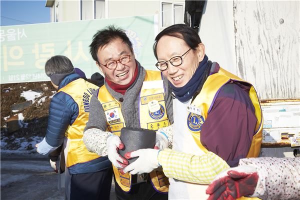 김태옥 시호희망나눔 이사장(왼쪽)과 김종창 청소년금융교육협의회 회장(오른쪽)이 21일 오전 서울 신내1동 새우개마을 32가구에 사랑의 연탄을 나르고 있다.