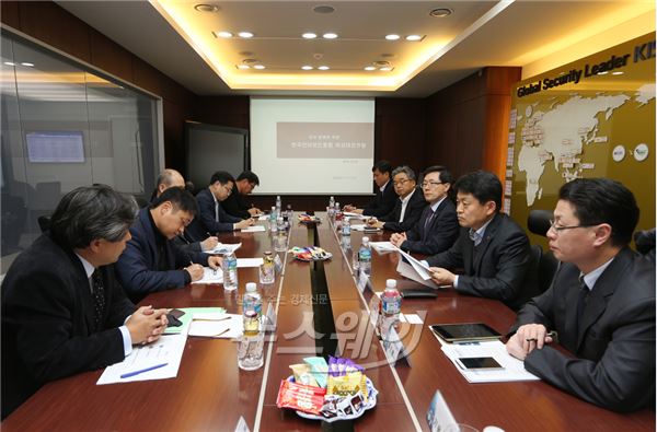 22일 서울 송파구 가락동 한국인터넷진흥원에서 윤종록 미래창조과학부 제2차관이 KT·KT·LG U+·SKB 등 주요 통신사 관계자들과 사이버 공격에 대비한 네크워크 기반시설의 보호조치에 대한 긴급 점검을 하고 있다. 사진=미래창조과학부 제공