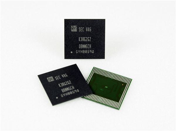 삼성전자가 세계 최초로 20나노 공정을 적용한 차세대 8기가비트 LPDDR4 모바일 D램 양산에 성공했다. 사진은 20나노 8기가비트 LPDDR4 기반의 4GB 모바일 D램. 사진=삼성전자 제공