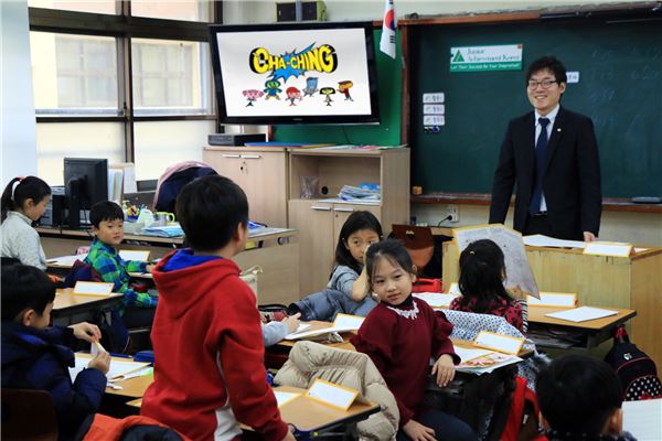 PCA생명은 지난 12일부터 23일까지 서울 시내 5개 초등학교에서 ‘차칭 밴드와 함께하는 3차 매직넘버 경제 교실’을 진행했다. PCA생명의 임직원 및 설계사가 ‘차칭 밴드와 함께하는 3차 매직넘버 경제 교실’에 참여해 수업을 진행하고 있다. 사진=PCA생명 제공