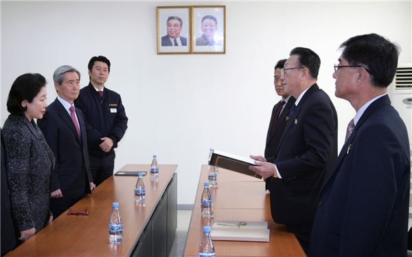 현정은 현대그룹 회장(왼쪽 첫 번째)이 24일 오후 개성공단 내 중앙특구개발지도총국 개성공업지구 사무소에서 김양건 북한 통일전선부장 겸 조선노동당 비서(오른쪽 앞줄 두 번째) 등 북한 고위층 관계자들을 만났다. 김양건 부장이 김정은 북한 국방위원회 제1위원장의 친서를 현 회장에게 전달하고 있다. 사진=현대그룹 제공