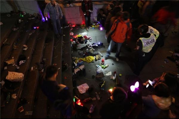 지난해 12월31일 상하이 중심가 와이탄(外灘)지역 새해맞이 행사에서 수백명의 인파가 한꺼번에 몰려 100여명의 사상자를 냈다. 사진은 당시 상황을 말해주는 신발과 옷들이 널부러져 있다. 사진= 중국 웨이보