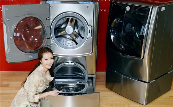 LG전자가 오는 6일 미국 라스베이거스에서 시작되는 CES 2015에서 혁신적인 세탁 기술인 ‘트윈 세탁 시스템’ 기반의 세탁기(왼쪽)와 건조기 신제품(오른쪽)을 공개한다. 사진=LG전자 제공