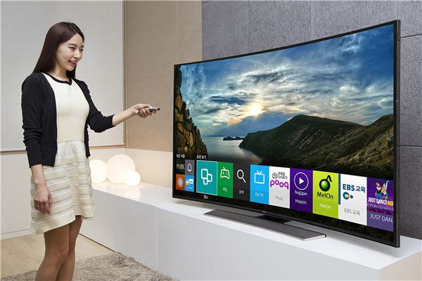 삼성전자가 오는 6일 미국 라스베이거스에서 시작되는 CES 2015에서 자체 개발 운영체제(OS) ‘타이젠’ 기반의 2015년형 스마트 TV를 새롭게 선보인다. 사진=삼성전자 제공