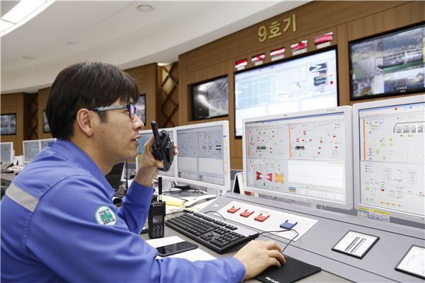 포스코에너지는 지난 2일 인천LNG복합발전소 7,8,9호기의 2015년 새해 첫 가동에 앞서  설비안전점검을 실시하고 전력생산을 시작했다. 사진=포스코에너지 제공