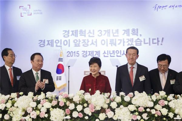 박근혜 대통령(中)과 허창수 GS그룹 회장(右), 박용만 두산그룹 회장(左). 사진=청와대 제공