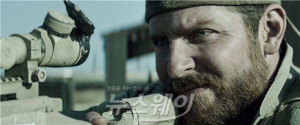  ‘아메리칸 스나이퍼’, 당신의 가슴을 꿰뚫을 묵직한 총알 기사의 사진