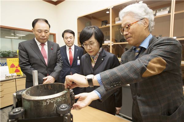 지난달 29일 권선주 기업은행장(왼쪽 세번째)과 김영규 기업고객본부 부행장(왼쪽 첫번째), 조장현 성남하이테크지점장(왼쪽 두번째)이 비파괴검사 장비 제조기업인 나우를 방문해 정대혁 회장에게 장비기술 관련 설명을 듣고 있다. 사진=기업은행 제공