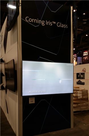 코닝과 협력해 아이리스 글래스(Iris Glass)를 채택한 일본 사카이디스플레이프로덕트의 70인치 초슬림LCD 모듈 프로토타입. 사진=코닝 제공