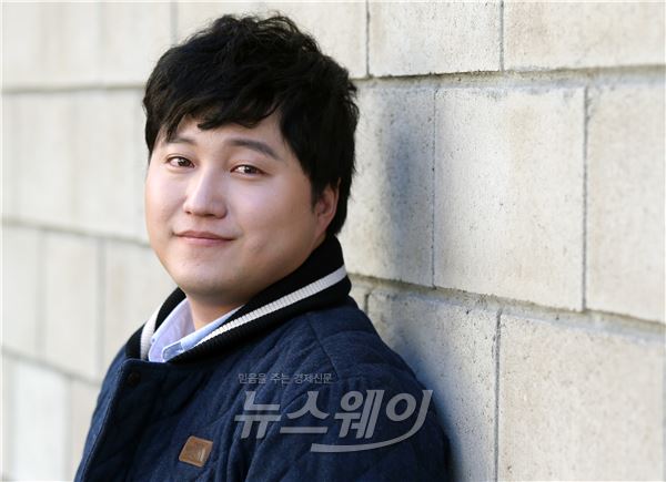 7일 오후 서울 종로구 신문로의 한 카페에서 tvN ‘미생’에서 김동식 대리를 연기한 배우 김대명과 뉴스웨이의 인터뷰가 진행됐다. 인터뷰에 앞서 배우 김대명이 사진 촬영을 하고 있다 / 사진 = 김동민 기자(life@newsway.co.kr)