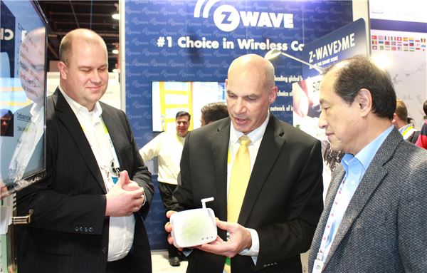 이상철 부회장과 지-웨이브 얼라이언스(Z-Wave Alliance)’ 의장 마크 월터(Mark Walters) 회장이 CES에서 홈IoT 사업전략을 논의하고 있다. 사진=LG유플러스 제공