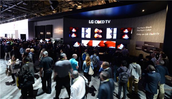 세계 최대 규모의 가전 전시회인 CES 2015가 미국 라스베이거스에서 지난 6일(현지시간)부터 3일간 열렸다. 관람객들이 LG전자의 OLED TV 존을 관람하고 있다. 사진=LG전자 제공