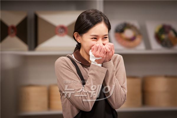 사진= SBS '달려라 장미' 이영아가 시청률 두 자리수 기록이후 출연진들 모두 혼신의 힘을 다해 촬영중이라고 밝혔다 / SBS 제공