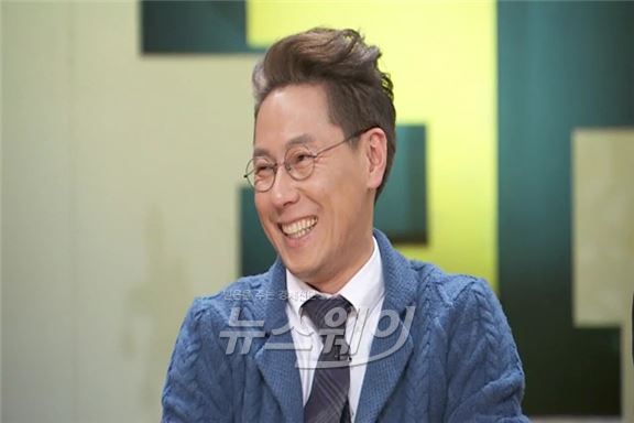 사진= JTBC '속사정쌀롱'에서 윤종신이 수면마취후 대장내시경을 하다 신음소리를 낸 것 같다고 밝혀 큰 웃음을 자아냈다 / JTBC 재공