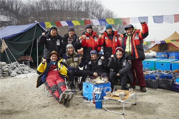 실화 그린 영화 ‘히말라야’ 출연 배우들 ‘진짜 산악인’ 된 모습 ‘공개’ 기사의 사진