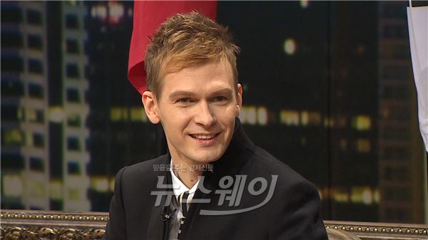 '비정상회담' 러시아 대표 벨랴코프 일리야가 학창시절 방학 때 시베리아 횡단열차를 타고 7박 8일 여행을 다녀온 사실을 공개했다 / 사진= JTBC 제공