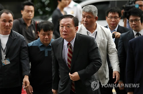 박상은 의원 집행유예 2년. 검찰이 불법 정치자금을 숨긴 혐의 등으로 구속영장이 청구된 새누리당 박상은 의원이 영장실질심사를 받기 위해 인천시 남구 인천지방법원에 들어서고 있다. 사진=연합뉴스 제공