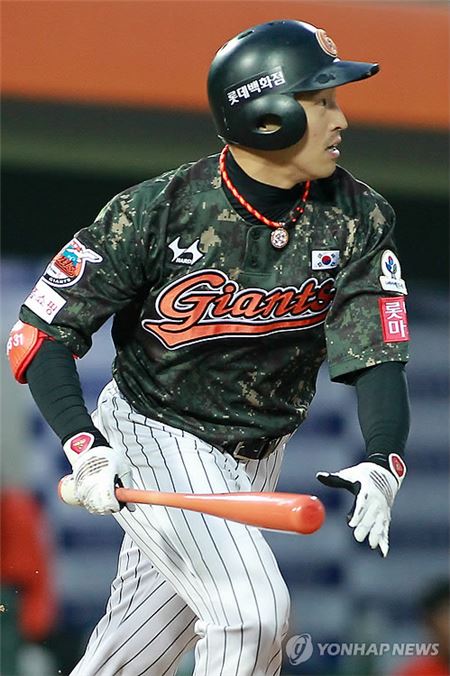 손아섭 연봉협상. 손아섭 롯데 자이언츠 선수(27)가 롯데와 지난해보다 1억원 오른 5억원에 2015년 연봉 계약을 했다. 사진=연합뉴스 제공