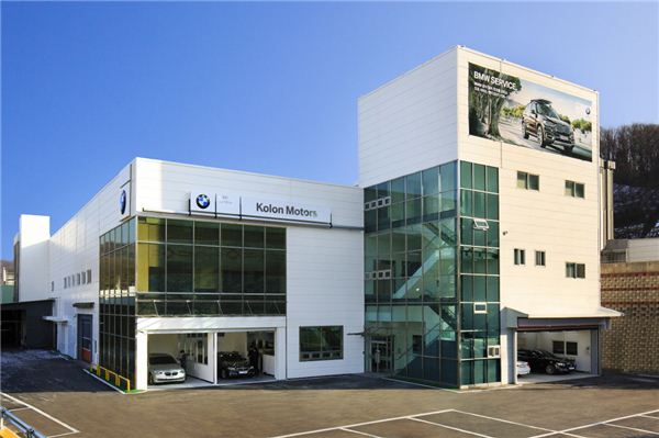 BMW 오포 서비스센터는 지상 2층 규모다. 총 20개의 워크베이를 갖추고 있어 일일 최대 60대까지 차량 정비가 가능하며, 패스트레인 서비스 운영으로 소모성부품은 2시간 이내에 처리할 수 있다. 사진=BMW 코리아 제공