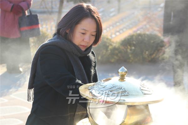 1월 1일 故 김대중 대통령 묘소를 참배하고 있는 임수경 새정치민주연합 의원. 사진=임수경 의원 블로그