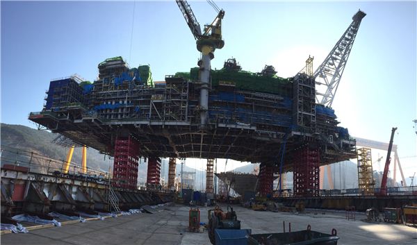 휘트스톤(Wheatstone) 고정식 플랫폼 상부구조물 잭업 작업 모습. 사진=대우조선해양 제공